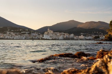 Cadaques, Spain. February 2023. Enjoy a stunning sunset in Cadaques, where the warm tones of the sun blend with the cool hues of the sea, creating a spectacular visual contrast on the coastal horizon.