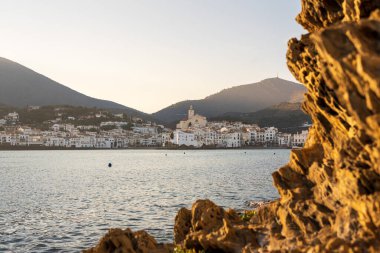 Cadaques, Spain. February 2023. Enjoy a stunning sunset in Cadaques, where the warm tones of the sun blend with the cool hues of the sea, creating a spectacular visual contrast on the coastal horizon.