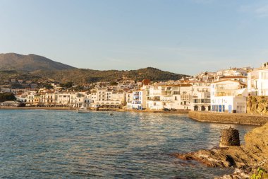 Cadaques, Spain. February 2023. Enjoy a stunning sunset in Cadaques, where the warm tones of the sun blend with the cool hues of the sea, creating a spectacular visual contrast on the coastal horizon.