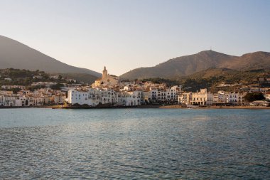 Cadaques, Spain. February 2023. Enjoy a stunning sunset in Cadaques, where the warm tones of the sun blend with the cool hues of the sea, creating a spectacular visual contrast on the coastal horizon.