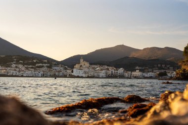 Cadaques, Spain. February 2023. Enjoy a stunning sunset in Cadaques, where the warm tones of the sun blend with the cool hues of the sea, creating a spectacular visual contrast on the coastal horizon.