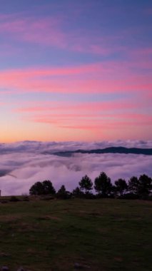 Coll de Pal, Bergueda, Girona, İspanya. Ağustos 2022. Dağların üzerinde nefes kesen güneşin doğuşunu izle. Bulut denizi kıvrılır ve akar. Zirvelere çarpıcı bir sıçrama etkisi yaratır..