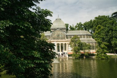Madrid Retiro Parkı 'nda Palacio de Cristal adında bir mücevher var, şüphesiz bir mücevher..