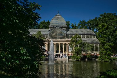 Madrid Retiro Parkı 'nda Palacio de Cristal adında bir mücevher var, şüphesiz bir mücevher..