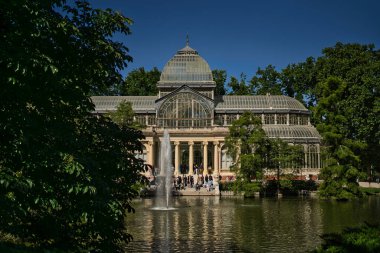 Madrid Retiro Parkı 'nda Palacio de Cristal adında bir mücevher var, şüphesiz bir mücevher..