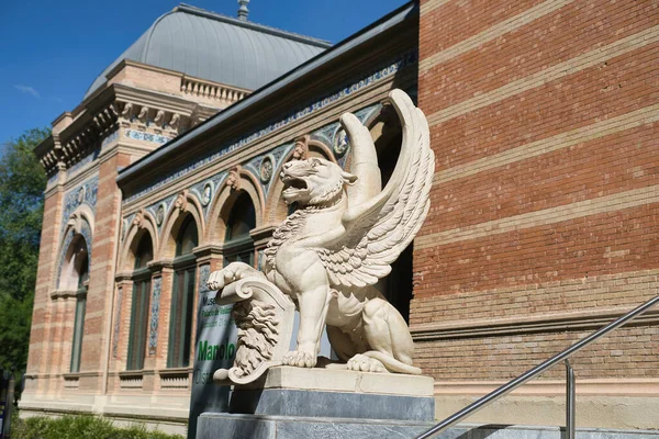 Madrid Retiro Parkı 'nda Palacio de Cristal adında bir mücevher var, şüphesiz bir mücevher..