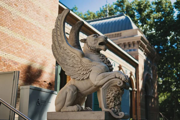 Madrid Retiro Parkı 'nda Palacio de Cristal adında bir mücevher var, şüphesiz bir mücevher..