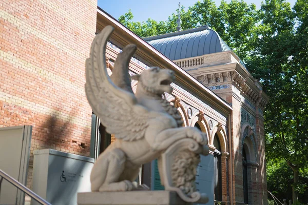 Madrid Retiro Parkı 'nda Palacio de Cristal adında bir mücevher var, şüphesiz bir mücevher..