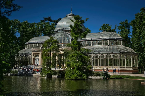 Madrid Retiro Parkı 'nda Palacio de Cristal adında bir mücevher var, şüphesiz bir mücevher..