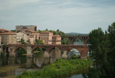 ALBI VE GÜLÜK, FRANSA 'NIN GÖREVLERİNDEN BİR KÖTÜ