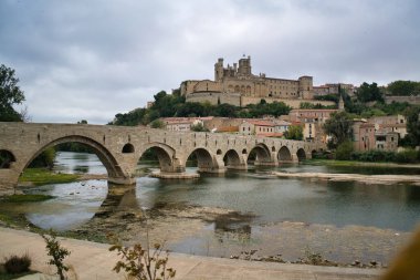 Beiers ve Narbonne, Fransa 'nın güneyinde harika şehirler.