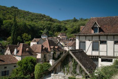 Fransa 'nın en güzel ortaçağ köylerinden biri olan Saint-Cirq-Lapopie' de zaman geçmiyor.