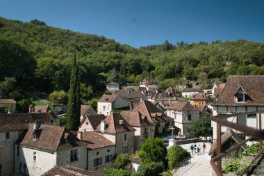 Fransa 'nın en güzel ortaçağ köylerinden biri olan Saint-Cirq-Lapopie' de zaman geçmiyor.