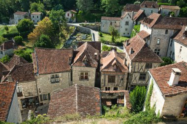 Fransa 'nın en güzel ortaçağ köylerinden biri olan Saint-Cirq-Lapopie' de zaman geçmiyor.