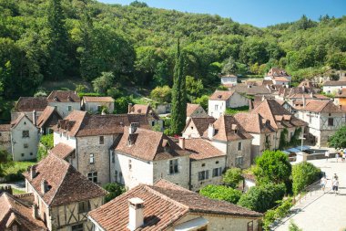 Fransa 'nın en güzel ortaçağ köylerinden biri olan Saint-Cirq-Lapopie' de zaman geçmiyor.