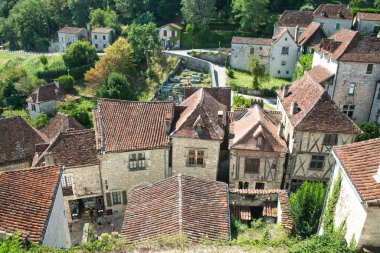 Fransa 'nın en güzel ortaçağ köylerinden biri olan Saint-Cirq-Lapopie' de zaman geçmiyor.