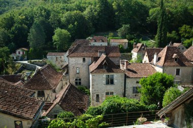 Fransa 'nın en güzel ortaçağ köylerinden biri olan Saint-Cirq-Lapopie' de zaman geçmiyor.