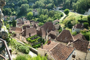 Fransa 'nın en güzel ortaçağ köylerinden biri olan Saint-Cirq-Lapopie' de zaman geçmiyor.