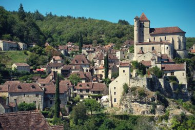 Fransa 'nın en güzel ortaçağ köylerinden biri olan Saint-Cirq-Lapopie' de zaman geçmiyor.