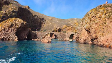 Portekiz, resmi adıyla Portekiz Cumhuriyeti, Güney Avrupa 'da 1143 yılında kurulan ve 92.212 km ²' lik bir alanı kapsayan bir devlettir.. 