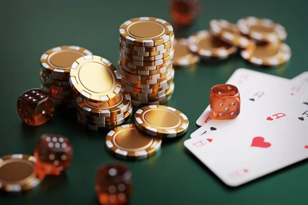 Royal flush baralho e fichas de casino em fundo verde poker