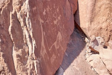 Twyfelfontein, Namibya - 07-16-2013: Kaya oymaları Kuzey Namibya 'daki Unesco Dünya Mirasları Alanıdır