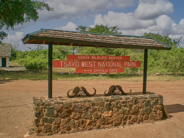 Tsavo, Kenya - 03: 15 2008: Kenya 'daki Tsavo West Ulusal Parkı' nın Buffalo kafataslarıyla giriş işareti