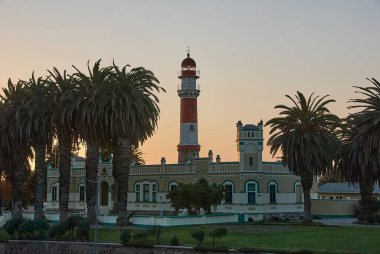 Swakopmund, Namibya - 07: 18 2013 Şehir merkezinde gün batımında Aydınlık ev