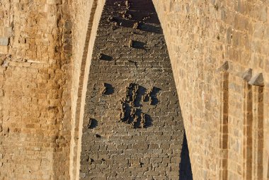 İspanya 'nın eski Toledo kasabasının tarihi şehri güneşli bir günde