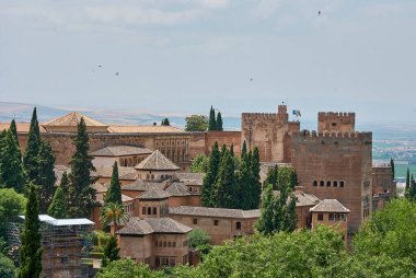 Granada, İspanya - 06 11 2014: Bir UNESCO dünya mirası olan Granada İspanya 'daki Alhambra şatosunun dış ve bahçeleri