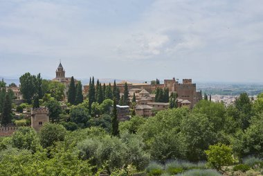 Granada, İspanya - 06 11 2014: Bir UNESCO dünya mirası olan Granada İspanya 'daki Alhambra şatosunun dış ve bahçeleri