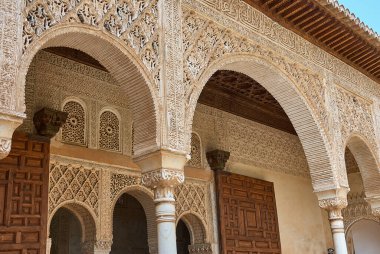 Granada, İspanya - 06 11 2014: Granada İspanya 'daki Alhambra Sarayı' nın kurnaz fundalık şatosunun süslü detayları, bir Unesco dünya mirası