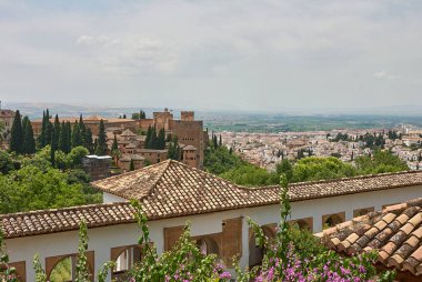 Granada, İspanya - 06 11 2014: Bir UNESCO dünya mirası olan Granada İspanya 'daki Alhambra şatosunun dış ve bahçeleri