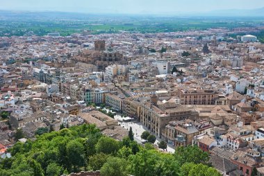 Güneşli bir günde İspanya 'daki Granada üzerinde şehir merkezini ve tarihi binaları gösteriyor.