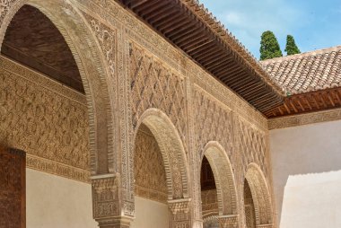 Granada, İspanya - 06 11 2014: Granada İspanya 'daki Alhambra Sarayı' nın kurnaz fundalık şatosunun süslü detayları, bir Unesco dünya mirası