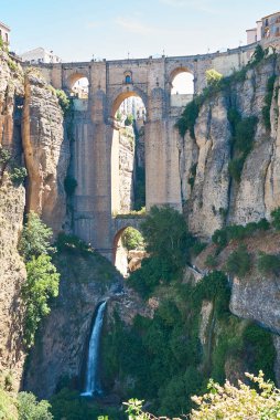 Endülüs 'teki eski ve antik Ronda köprüsü popüler bir turizm beldesi.