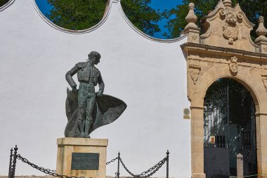 Ronda, İspanya - 06 09 2014: Ronda, Endülüs 'teki boğa güreşi arenasının önündeki bronz heykel