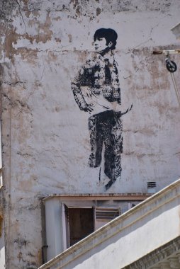 Sevilla, İspanya - 06 06 06 2014: Beyaz duvardaki sokak sanatı graffiti stili bir matadoru gösteriyor