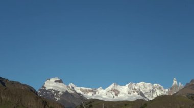 Fitzroy Dağı, Güney Arjantin, Patagonya, Güney Amerika 'da yüksek ve karakteristik bir dağ zirvesi ve turistler için popüler bir yürüyüş ve yürüyüş yeridir.