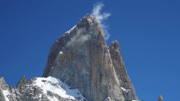 在一个阳光灿烂的日子里 在阿根廷巴塔哥尼亚的安第斯山脉的最高峰菲茨罗伊山顶 轻飘飘的云彩经过 — 图库视频影像