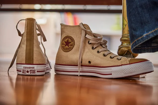 Buenos Aires, Arjantin - 09: 15 2022: Converse Chuck Taylor branda kumaşlı tüm yıldız spor ayakkabıları, aynı zamanda Chuck spor ayakkabıları olarak da bilinir.