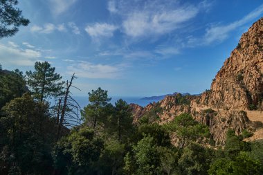 Fransa, Korsika 'nın dağlık kıyı şeridinde Calanche' nin kırmızı kayaları