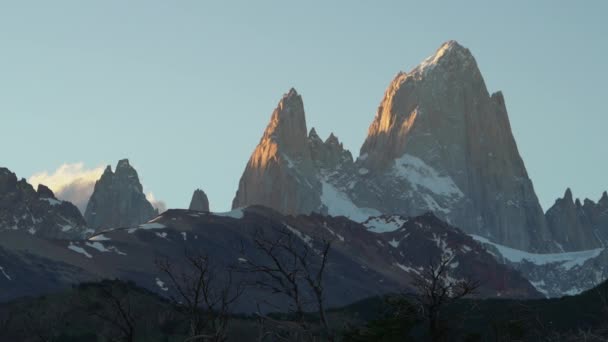 南アルゼンチン パタゴニア 南アメリカの高さと特徴的な山のピークであるフィッツロイ山の夕日と観光客のためのハイキングやトレッキングのための人気のある旅行先 — ストック動画
