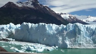 Arjantin, Patagonya 'daki Glaciers Ulusal Parkı' ndaki Perito Moreno Buzulu 'nun mavi buzu. El Calafate yakınlarında Lago Argentino' nun turkuaz suyu.