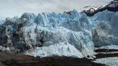 Arjantin, Patagonya 'daki Glaciers Ulusal Parkı' ndaki Perito Moreno Buzulu 'nun mavi buzu. El Calafate yakınlarında Lago Argentino' nun turkuaz suyu.