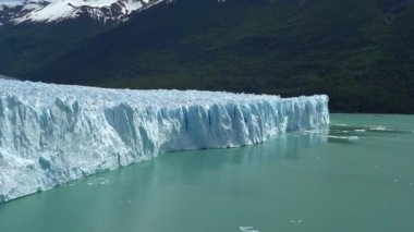 Arjantin, Patagonya 'daki Glaciers Ulusal Parkı' ndaki Perito Moreno Buzulu 'nun mavi buzu. El Calafate yakınlarında Lago Argentino' nun turkuaz suyu.