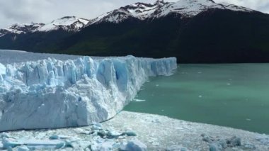 Arjantin, Patagonya 'daki Glaciers Ulusal Parkı' ndaki Perito Moreno Buzulu 'nun mavi buzu. El Calafate yakınlarında Lago Argentino' nun turkuaz suyu.