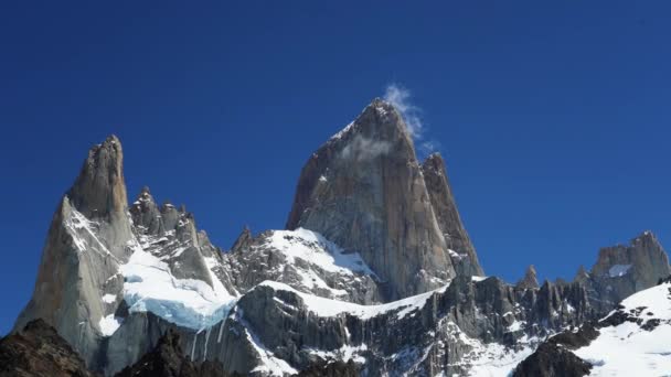 Lekkie Chmury Przechodzące Przez Wierzchołek Góry Fitzroy Wysoki Szczyt Andes — Wideo stockowe