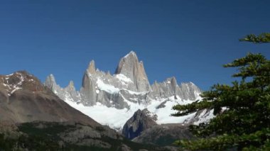 Fitzroy Dağı, Güney Arjantin, Patagonya, Güney Amerika 'da yüksek ve karakteristik bir dağ zirvesi ve turistler için popüler bir yürüyüş ve yürüyüş yeridir.