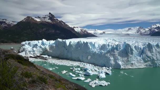 阿根廷巴塔哥尼亚冰川国家公园的Perito Moreno冰川蓝冰 靠近El Calafate的Lago Argentino绿松石水 — 图库视频影像